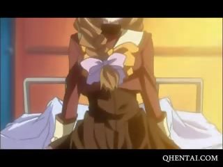 Hentai muñeca cabalgando eje en un hospital cama