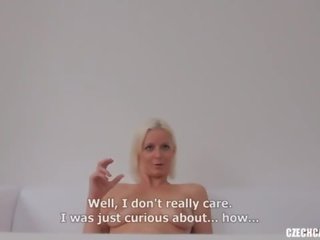 Blondīne meitene izpaužas fucked par baltie dīvāns