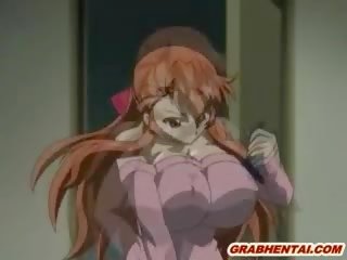 Gjoksmadhe japoneze hentai shërbyese i kapuri dhe brutalisht groupfucked