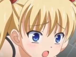 Adoleshent anime bjonde duke një kar në të saj bythë