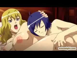 Bigtits hentai gadis mendapat fucked beliau wetpussy daripada di belakang oleh transgender anime