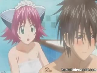 Schattig anime meisje owned in badkamer