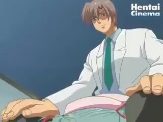 Hentai lékař bere jeho obrovský penis ven na jeho kalhoty a