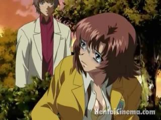 Brūns haired anime meitene uz glbooties sniedz felatio līdz a uzbudinātas stud uz tthis puisis parks